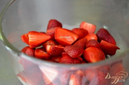 Готово! Положить ягоду в большую емкость,годную для микроволновки. Крупную  клубнику порезать на половинки.