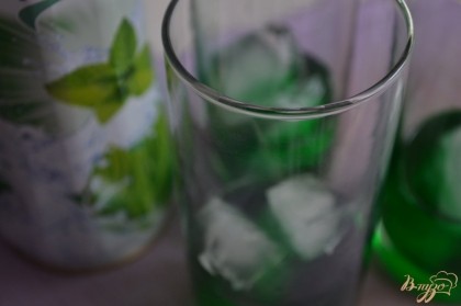 По стаканчикам разложить кубики льда и налить сироп.