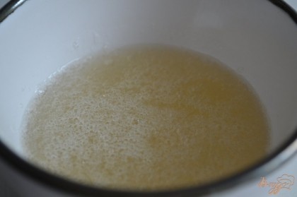 Желатин залить холодной водой, оставить набухнуть , затем  выложить в горячую молочно-ягодную смесь.