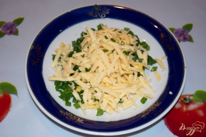 Смешайте нарубленную мелко мяту, нарезанный мелко зеленый лук и натертый на терке любой твердый сыр.