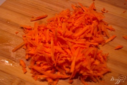 Морковь вымыть. Натереть на терку.