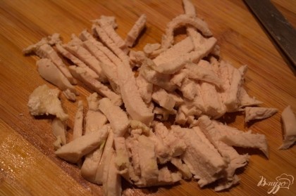 Вареное куриное мясо разобрать на волокна или нарезать соломкой.