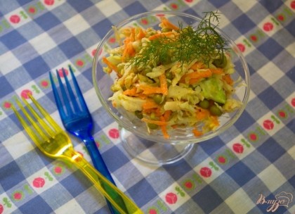Готово! Все составляющие салатика соедините в миске. Добавьте сметану и перемешайте. Посолите и поперчите салат по вкусу. Подайте к столу.
