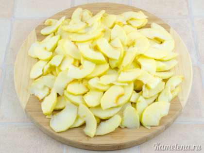 Яблоки очистить от кожуры, разрезать пополам, вырезать несъедобную часть. Затем порезать яблоки тонкими пластинками толщиной примерно 2-3 мм.