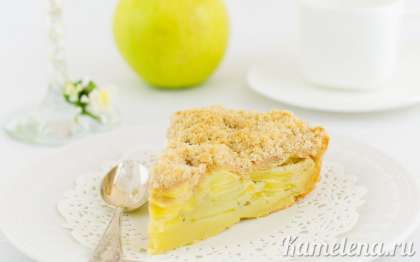 Нежный яблочный пирог с хрустящей крошкой станет особенно вкусным на следующий день из холодильника.
