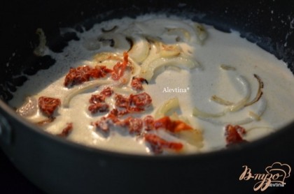 Обжарить лук на оливковом масле 2-3 мин, затем добавить чеснок и готовить 1 мин. Затем добавить сливки, вяленые томаты порезанные.
