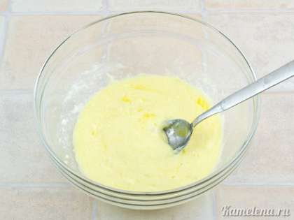 Готовим тесто. Мягкое сливочное масло растереть с сахаром. Затем добавить яйцо, перемешать.
