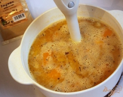 Суп пюрировать блендером, добавить тёртый свежий или молотый сушеный имбирь.По желанию можно добавить мягкий сыр.