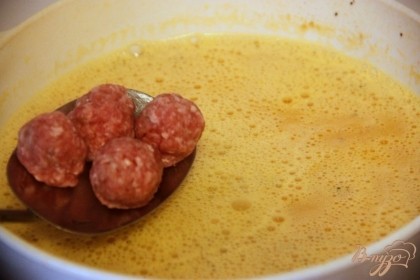 Суп вернуть на плиту, довести до кипения,  выложить фрикадельки, варить  8-10 мин.