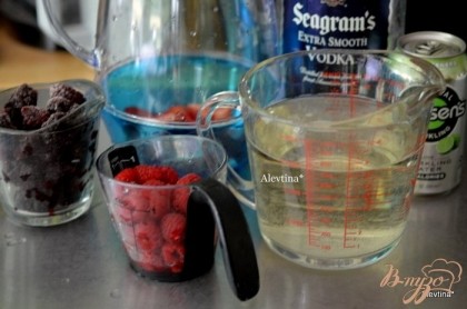 Готово! Приготовим ягоды, вино, соду со вкусом цитрусовых, водку.
