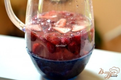Сложить   в кувшин ягоды,залить охлажденным вином. Добавить малиновый сироп(как приготовить в 3 шаге) и водку, перемешать и поставить в холодильник на час или более.