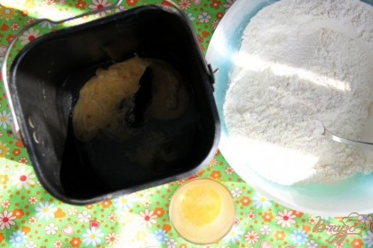 В ведёрко ХП налить тёплую воду, добавить сахар, соль, 2/3 разболтанного яйца (остальную 1/3 оставьте на смазку), растопленное масло.  Отдельно смешать муку, дрожжи, сухое молоко. Добавить сухие ингредиенты сверху, поставить на режим "тесто".