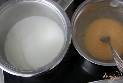 В это время готовим заварной крем.Поставить на огонь молоко, довести до кипения. В отдельной мисочке размешать яйцо с крахмалом, сахаром.