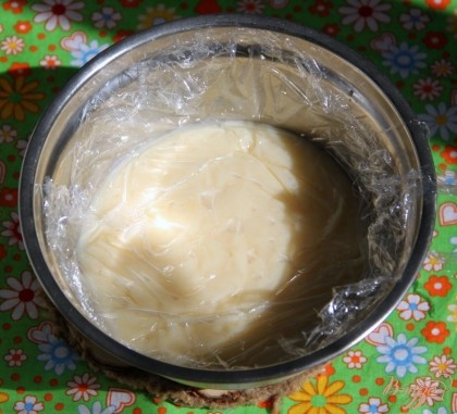 Накрыть мисочку с кремом пищевой плёнкой, чтобы она соприкасалась с поверхностью крема (предотвращает  образование кремовой плёнки сверху.Дать крему полностью остыть.