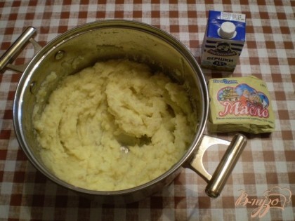 Приготовим начинку. Для этого отвариваем картофель в малой количестве воды с солью. Воду сливаем, добавляем чуточку сливок и кусочек сливочного масла.