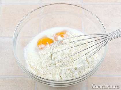 Яйца, примерно треть молока, соль и муку тщательно размешать венчиком, чтобы не было комков.