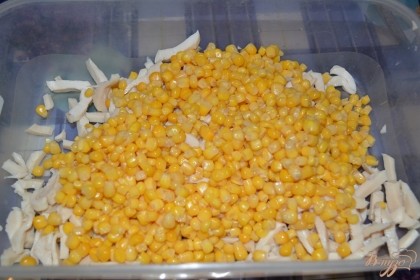 Консервированную кукурузу открыть. Слить воду. Кукурузу добавить в салатник.