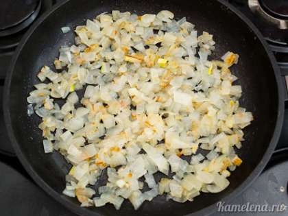 На сковороде разогреть растительное масло. Выложить лук и чеснок, жарить примерно 5 минут.