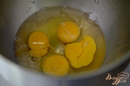 Взбить яйца до бледного цвета. Добавить сахар, соль и  ванилин и перемешать.