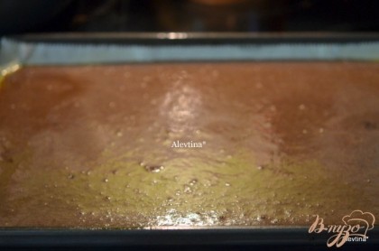 Вылить тесто на противень, смазанный маслом и с бумагой для выпечки.Поставить в разогретую духовку на 180 г на 15 мин.