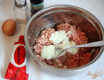 Лук измельчить в блендере, добавить в фарш, добавить соль, перец, яйцо, горчицу и любимые специи для мяса (по желанию), тщательно перемешать