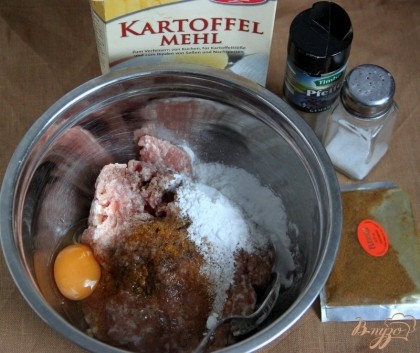 Добавить в фарш яйцо, соль, перец, приправу для мяса (я нашла у себя турецкую), картофельный крахмал, хорошо вымесить и отправить в холодильник на 10-20 мин.