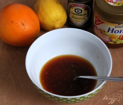 Приготовить соус для глазури: выдавить сок апельсина (3 ст.л.), лимона (1 ст.л.), добавить соевый соус, мёд
