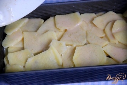 Закончить картофельным слоем. Залить подготовленной заливкой.Запекать в заранее разогретой до 180*С духовке.  В конце можно присыпать сыром и запечь до румяности