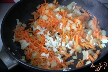 В это же время сушеные грибы залить кипятком, оставить на 30 мин.Нарезать овощи:лук, перец, чеснок - кубиком, морковь - натереть, сельдерей - нарезать. На разогретом масле обжарить лук, чеснок и морковь,