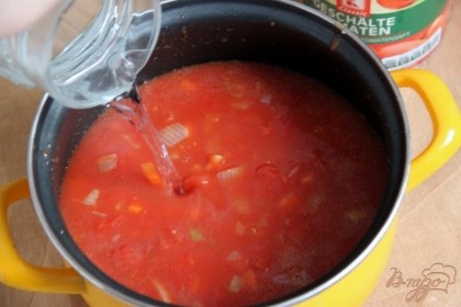 Добавить в кастрюлю томаты в собственном соку вместе с томатным соком, порубить их лопаткой на кусочки прямо в кастрюле. Добавить воду,сахар,орегано, поставить кастрюлю на средний огонь и дать повариться около 20 мин. Попробуйте! Возможно нужно будет отрегулировать суп сахаром, солью или перцем...