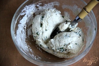 Подсыпать муку, постоянно мешая ложкой, пока не образуется слегка вязкое тесто, добавить в него сушеный базилик