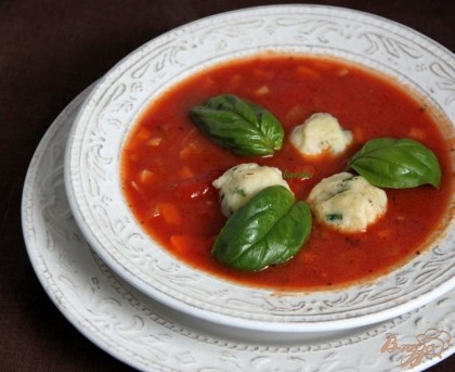 Суп налить в тарелку, выложить творожные шарики, добавить свежий базилик.Приятного аппетита!