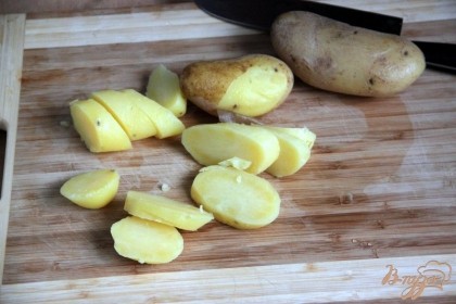 Картофель отварить в мундире ок.20 мин., обдать холодной водой, дать ему остыть. Очистить, нарезать не толстыми кружочками, по 0,3-0,5 см.