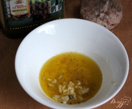 Заливка 1. К оливковое масло добавить давленный чеснок и соль с прованскими травами