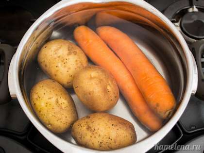 Картофель и морковь отварить в течение 30-40 минут до готовности. Остудить.