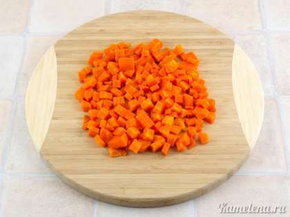 Морковь почистить, порезать кубиками.