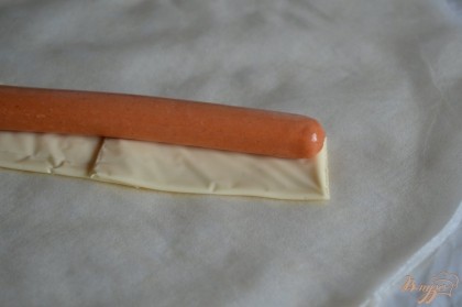 Кладем сыр (по желанию сыр можно класть любой) и сосиску.