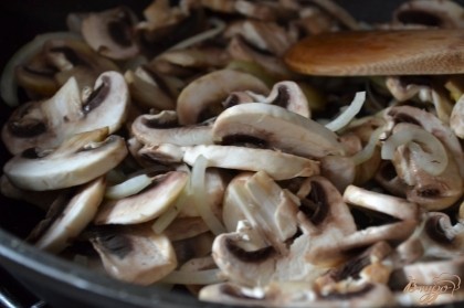 На оливковом масле обжарить грибы с луком в течении 10 мин.