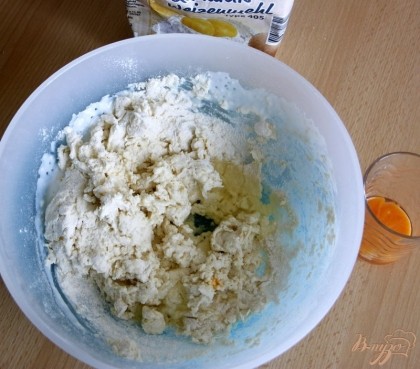 Яйцо разделить на белок и желток. Белок добавить в тесто, добавить "бурлящий" кефир, ввести постепенно муку