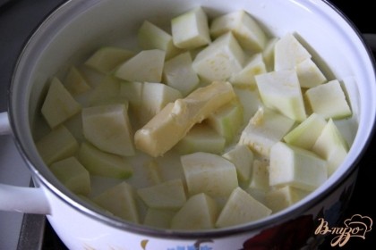 Кабачки очистить, нарезать кубиком, залить молоком, чтобы оно едва их покрывало, добавив 2 ст.л. масла, довести до готовности кабачков.