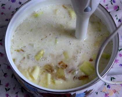 Кабачки с жидкостью, обжаренным луком и белым соусом взбить блендером до однородной массы. Дать супу немного остыть.