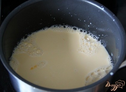 Льезон - это связка между жидкостями супа. Для льезона разболтать вилкой желток, залить 100 мл горячего, но не кипящего молока, прогреть в сотейнике  до загустения. НЕ кипятить!