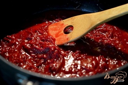 Свеклу потушить  с уксусом и томатным соусом.