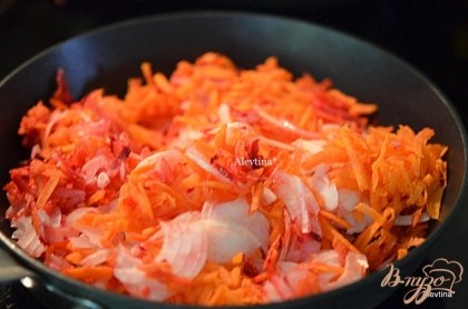 Морковь, лук,обжарить на масле. Затем переложить в общую кастрюлю.