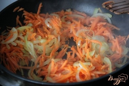 Лук очистить, нарезать тонкими полукольцами, морковь натереть на крупной тёрке.На горячую сковороду добавить  масла, обжарить лук, а затем морковь, до желаемой мягкости, постоянно помешивая.