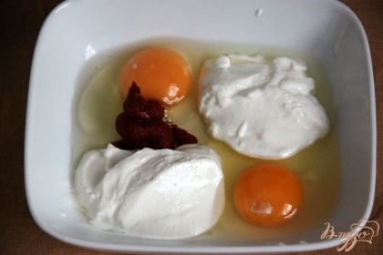 Смешать вилочкой яйца, томат.пасту, сметану + соль с травками  (по вкусу)