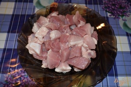 Готовится все относительно легко и просто. Изюм придает мясу сладости. Итак, мясо свинины (у меня мякоть) нарезать порционными небольшими кусочками.
