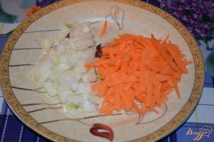 Репчатый лук очистить. Морковь тоже. Нарезать лук кубиком, меленько, а морковь натрите на терку.