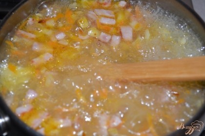 Вскипятите отдельно воду. В кипящую несоленую воду закладываем картофель. Варим 10 минут с момента закипания. Теперь закладываем в суп зажарку из овощей и ветчины.