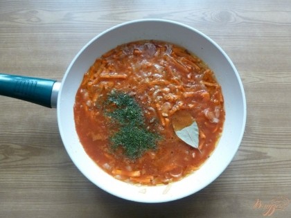 Приготовим соус для заливки голубцов. Обжарим лук и морковь до золотистого цвета.Зальем томатным соком,немного потушим.Добавим специи,посолим по вкусу.Можно положить сахар.